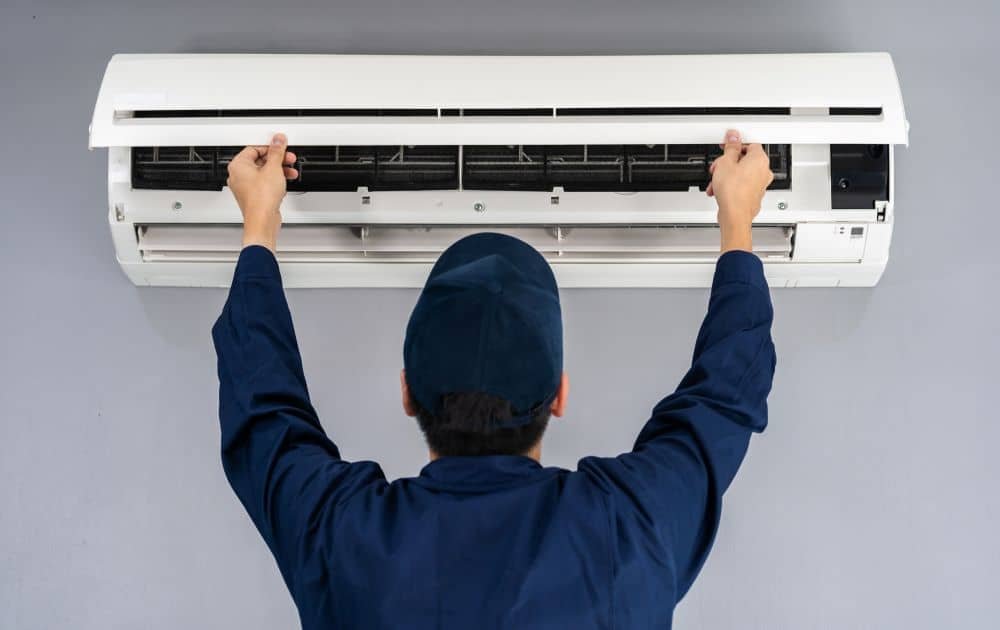 AC technician performing professional AC repair in Lahore